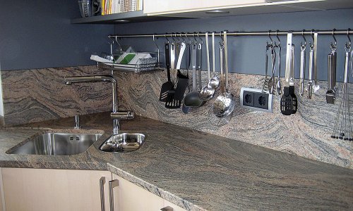 Naturstein-Arbeitsplatte in der Küche